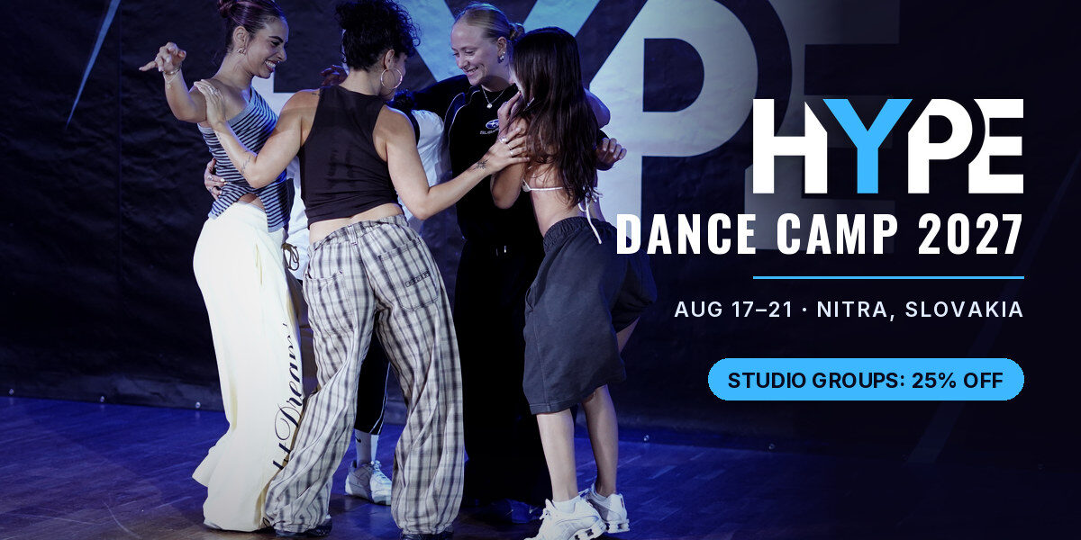 Dođite sa svojom ekipom: četvero plesača grli se na HYPE pozornici. HYPE Dance Camp 2027, 17.–21. kolovoza, Nitra, Slovačka. Grupe iz studija: 25 % popusta.