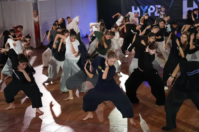 Pohľad zhora na plnú lekciu pod bannerom HYPE