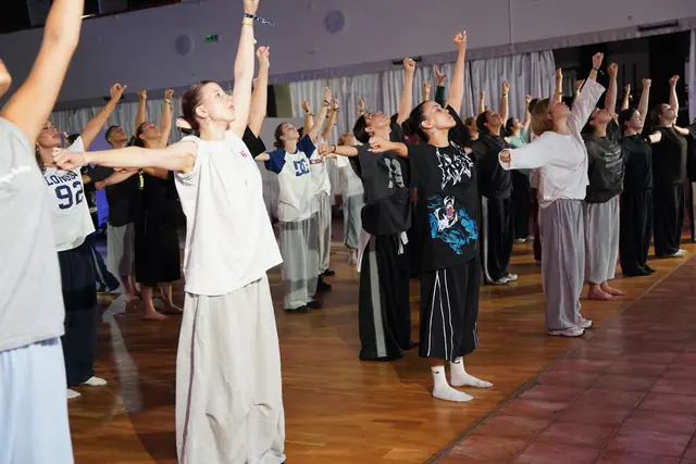 Lekcia nasleduje choreografiu so zdvihnutými rukami