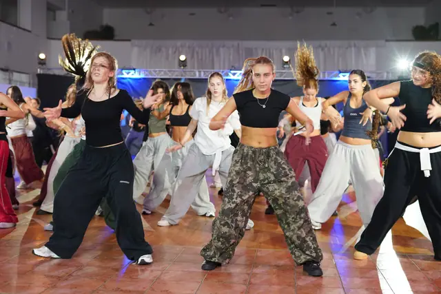 Tanečníci energicky tancujú počas lekcie